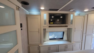 luxury 5th wheel floor plan
