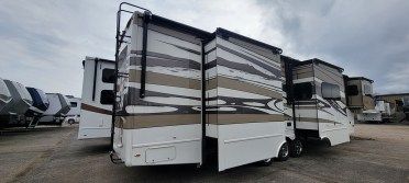 front living luxury fifth wheel floor plan