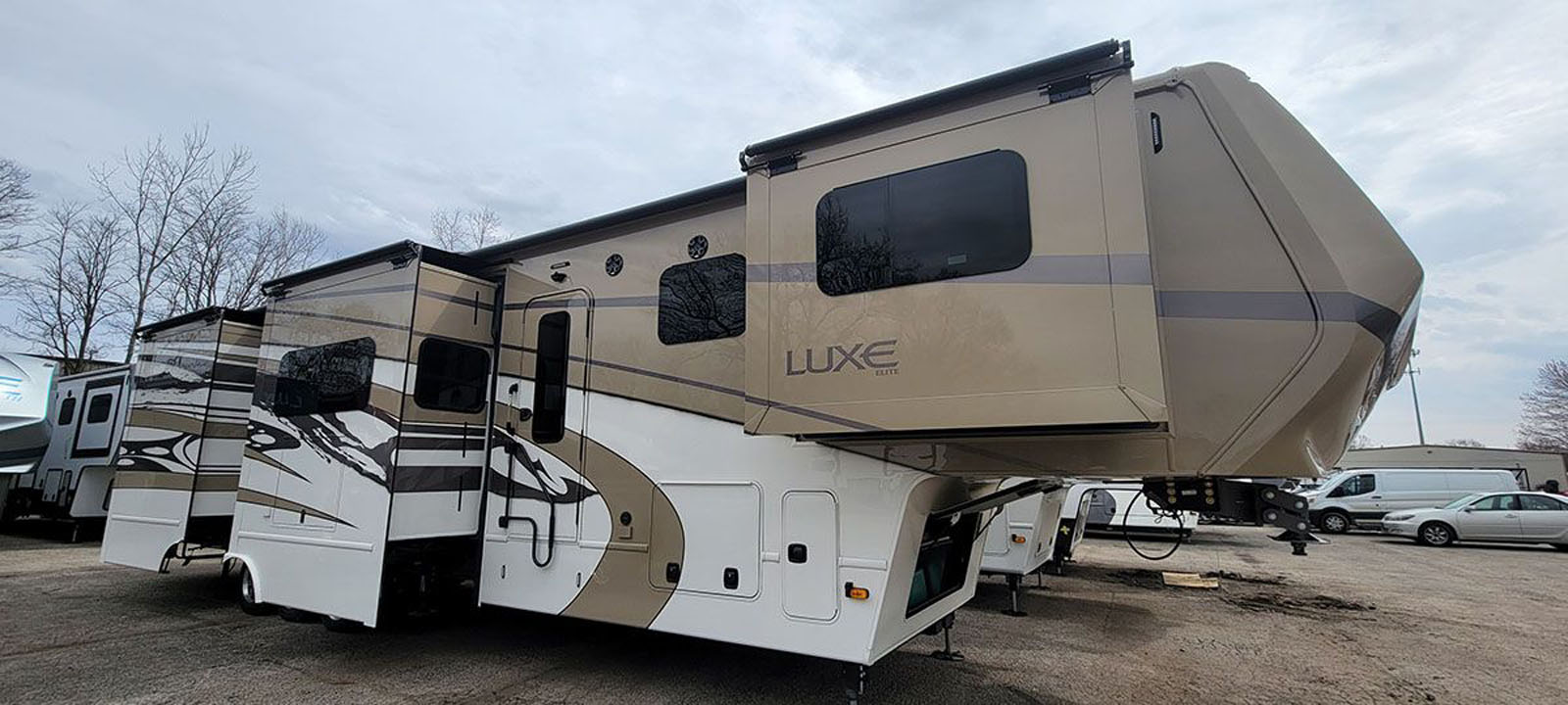 PENDING 2023 Luxe Elite 44FL Call for Show Model Price 10423 Luxe