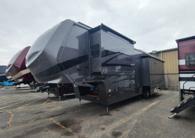 Pre Owned Luxe 35GRS Gold Fifth Wheel – C1117
