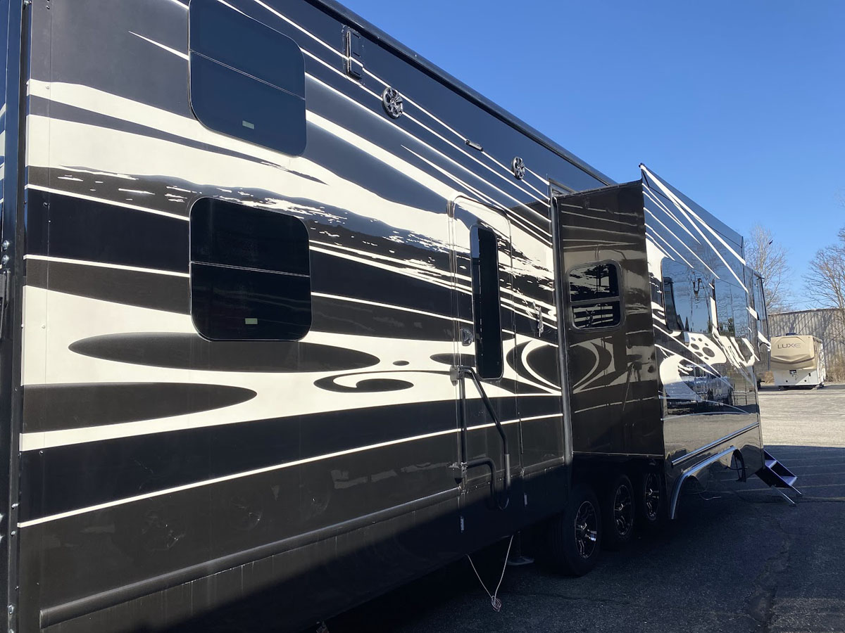 Luxe Toy Hauler 46FB 10555 Luxe Fifth Wheel