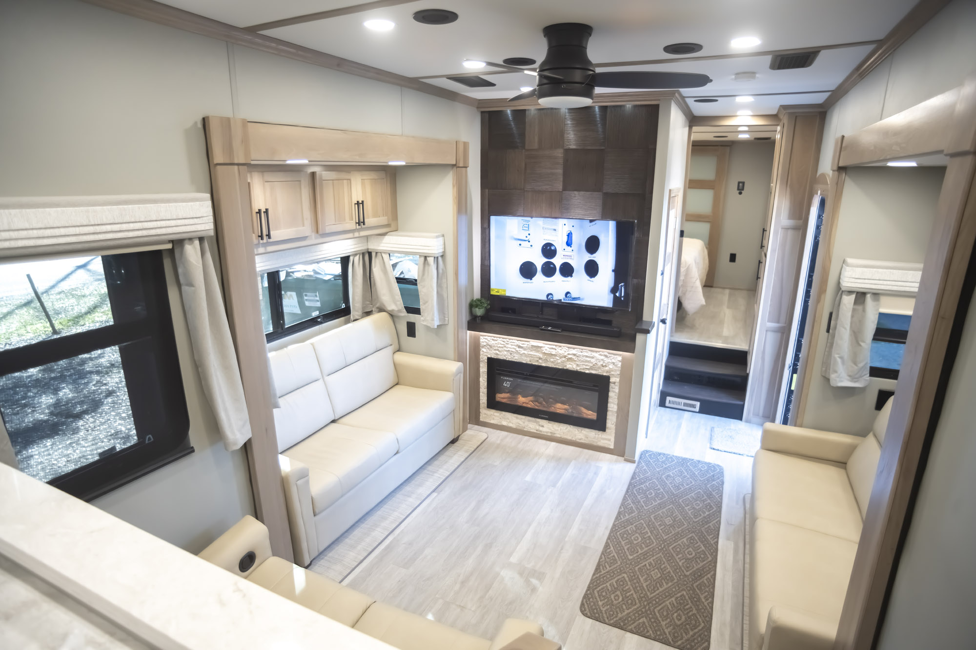 The living room of the Luxe Elite 46RKB.