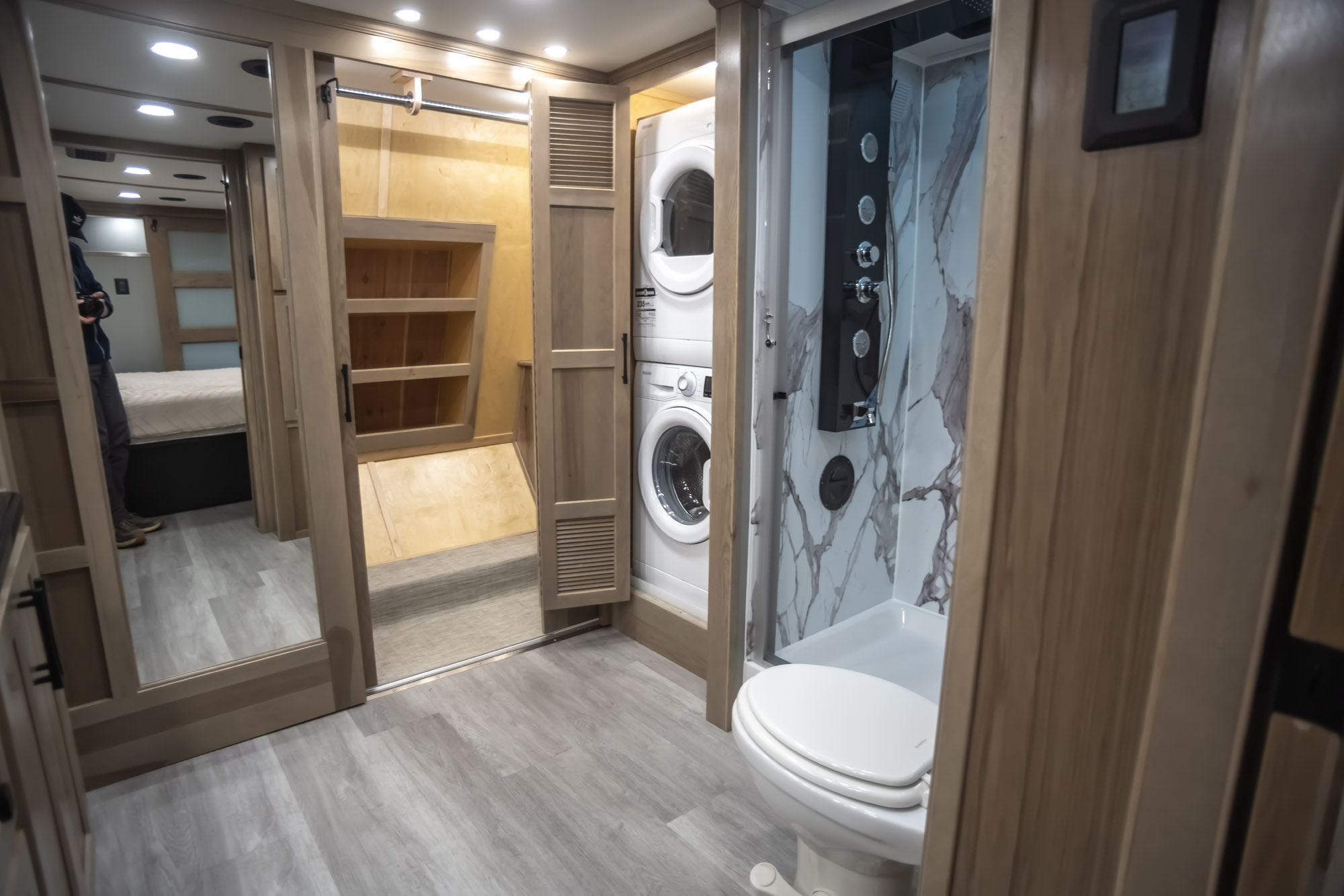 The bathroom of the Luxe Elite 46RKB.