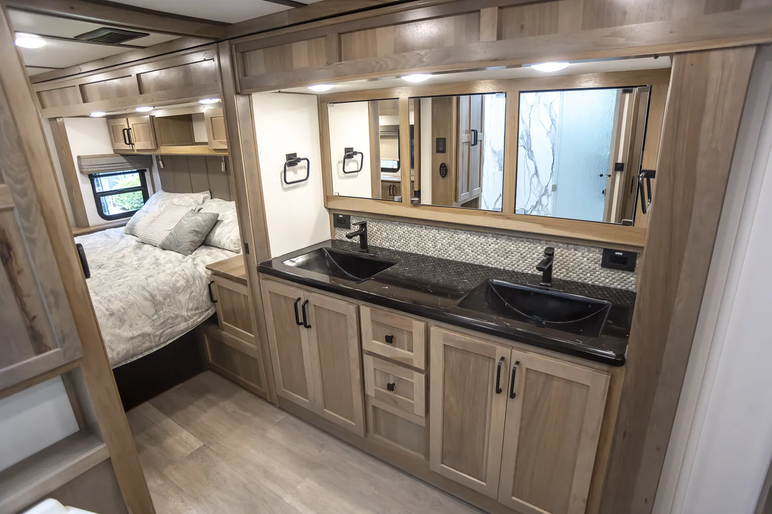 The bathroom on a Luxe Elite 46RKB.