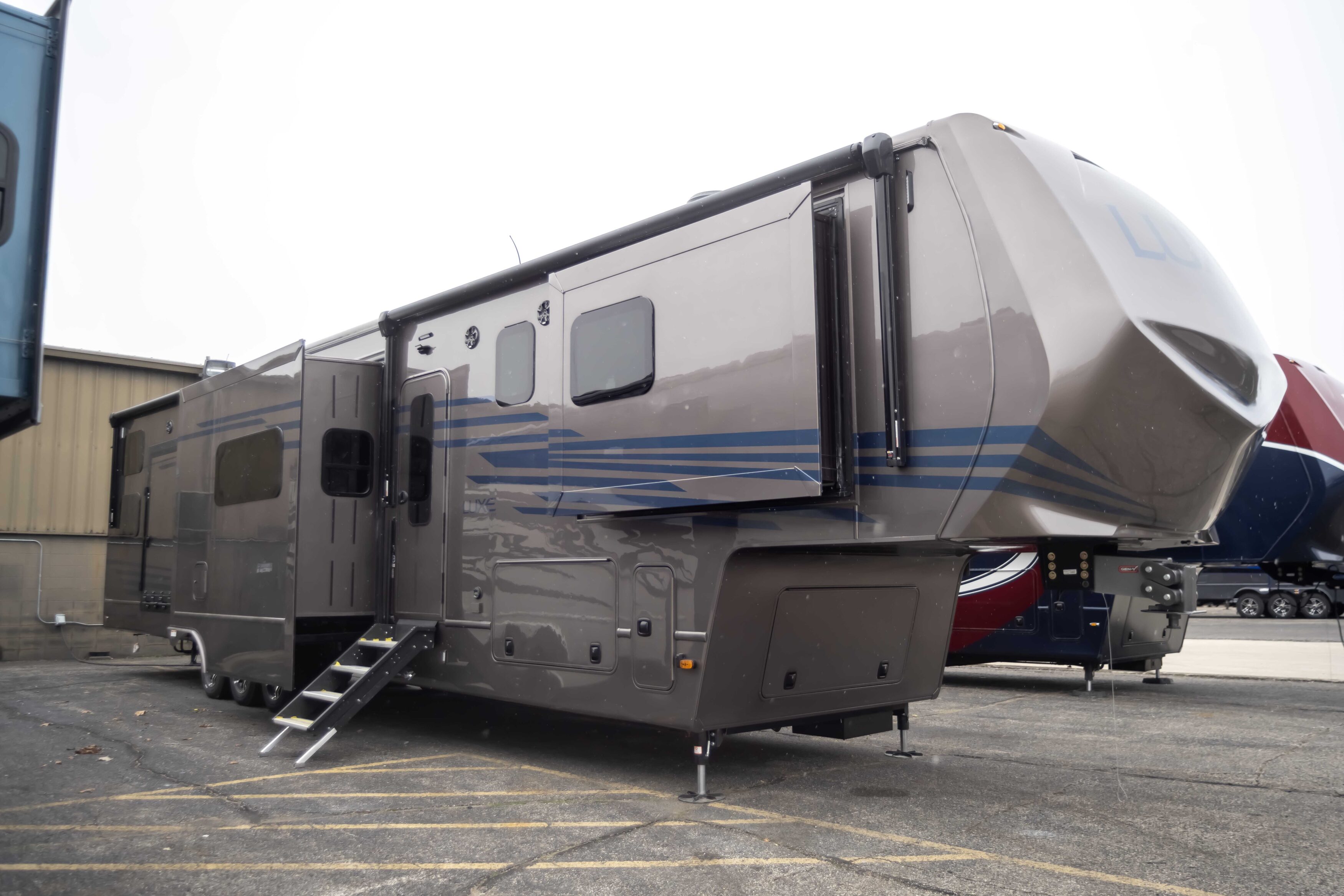 Luxe Toy Hauler 48FB | 10617 | Luxe Fifth Wheel