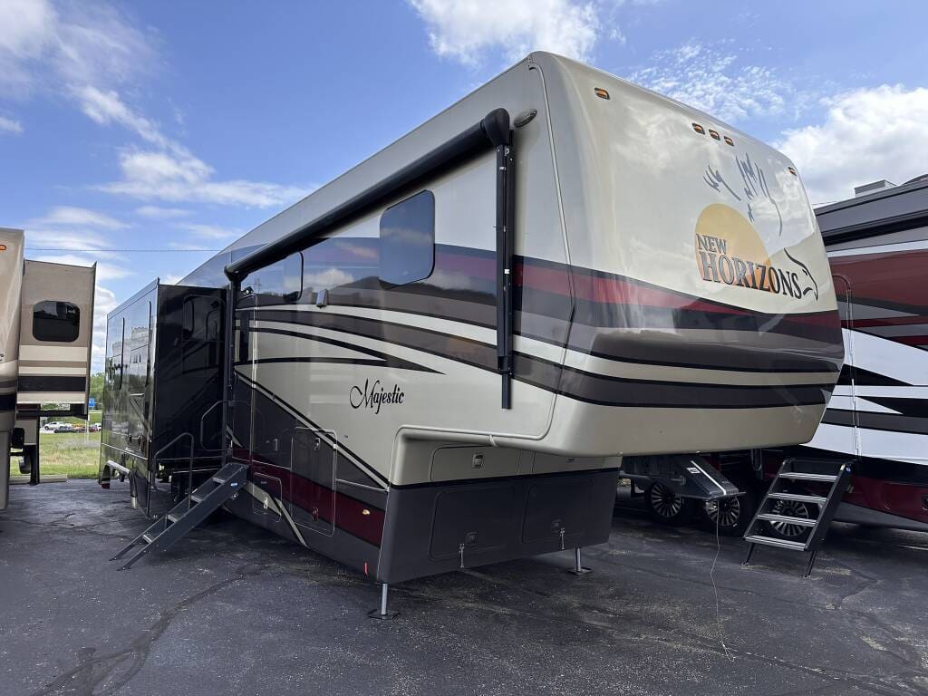 New Horizons Majestic Fifth Wheel RV