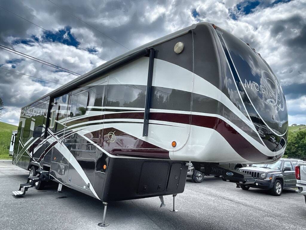 drv-mobile-suites Luxe Fifth Wheel Regent luxury 5th wheel RV with full-body paint and slide-outs