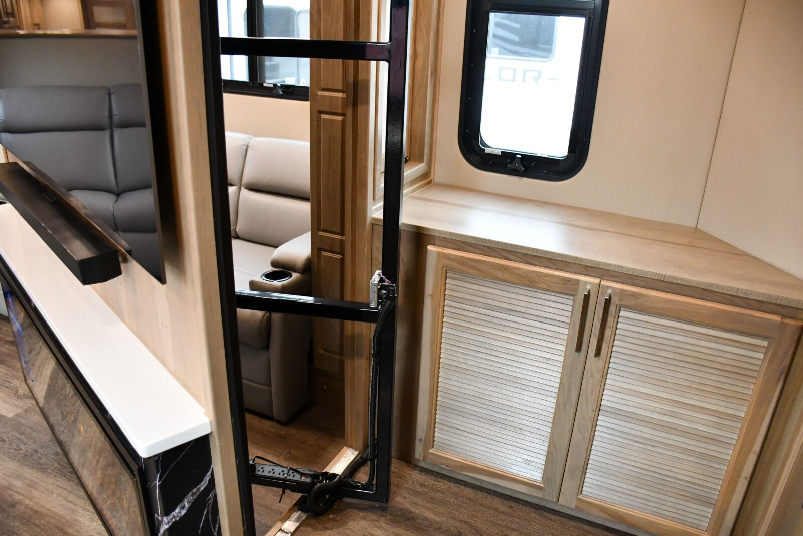Luxe 48FLB Regent | 10732